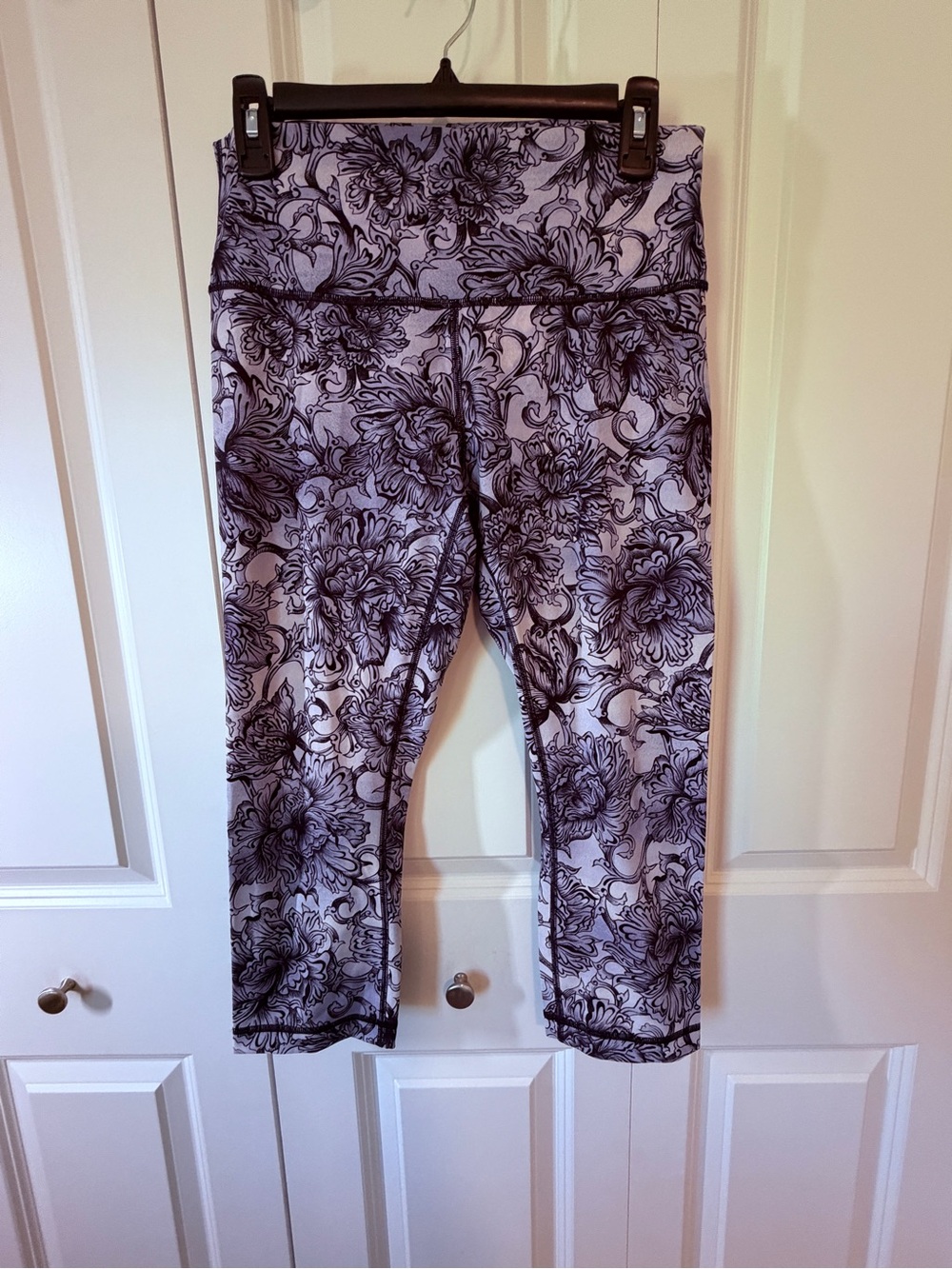 Lululemon Wunder Under Crop Goddess Floral Black White size 10